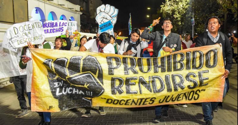 Docentes marcharon pidiendo explicacioacuten de descuentos por diacuteas de huelga 