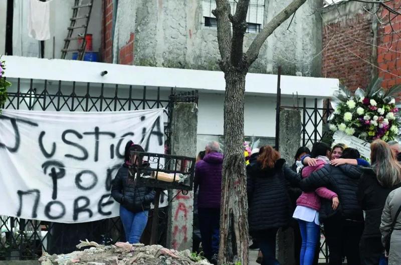 Dolor en la inhumacioacuten de los restos de Morena mientras los detenidos se niegan a declarar