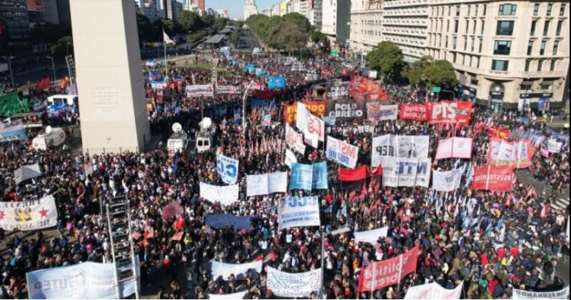 Una multitud marchoacute al Obelisco en repudio a la represioacuten policial 