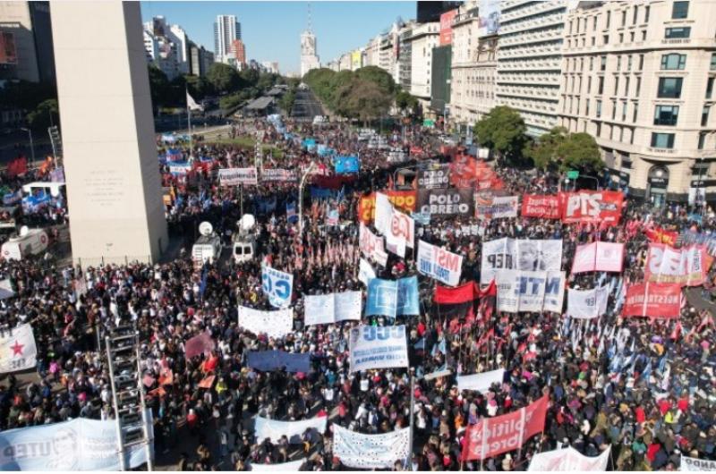 Una multitud marchoacute al Obelisco en repudio a la represioacuten policial 