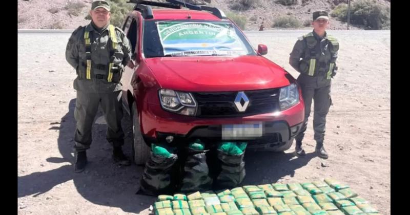  Transportaba 43 kilos de hojas de coca en estado natural y fue demorada