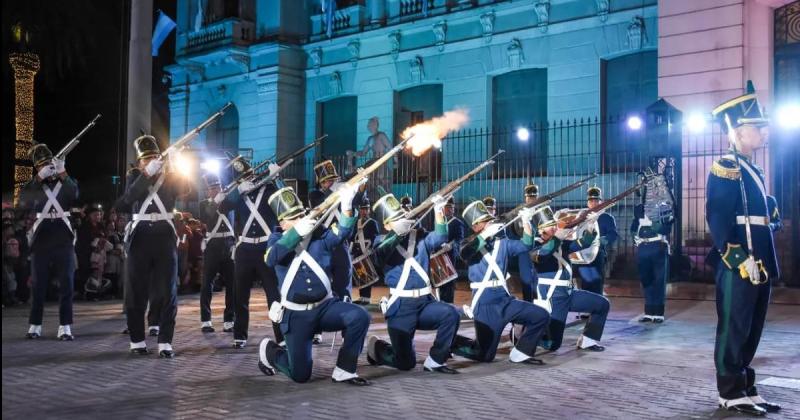   Eacutexodo Jujentildeo- Tradicional cambio de Guardia de Honor en Casa de Gobierno