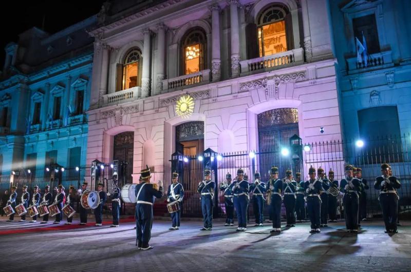   Eacutexodo Jujentildeo- Tradicional cambio de Guardia de Honor en Casa de Gobierno