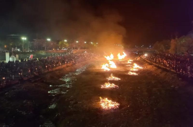 Una multitud acompantildeoacute la marcha evocativa del Eacutexodo