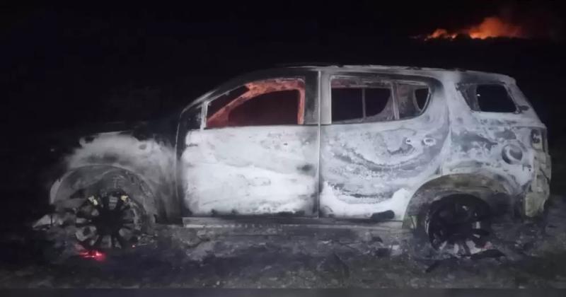 Una camioneta se incendioacute y ocasionoacute la quema de pastizales