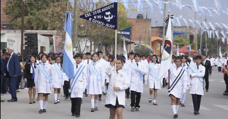 Imponente desfile ciacutevico y gaucho por el Eacutexodo Jujentildeo