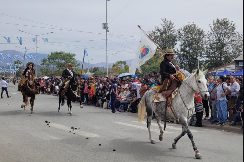 Imponente desfile ciacutevico y gaucho por el Eacutexodo Jujentildeo