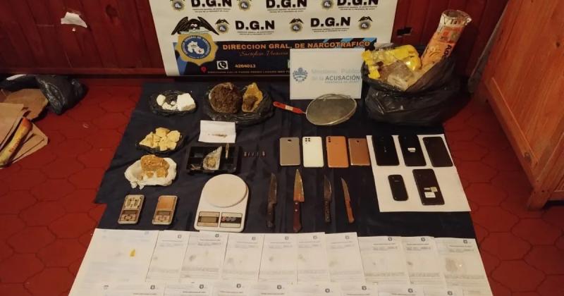 Secuestran drogas cuchillos y detienen a una narcotraficante