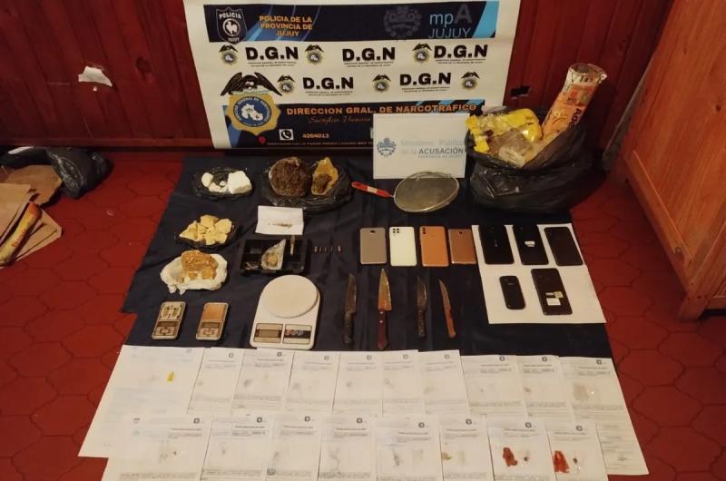 Secuestran drogas cuchillos y detienen a una narcotraficante