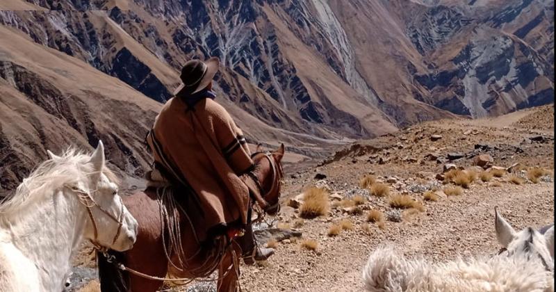 Gauchos jujentildeos unieron Humahuaca y Oraacuten para homenajear al Gral Arias