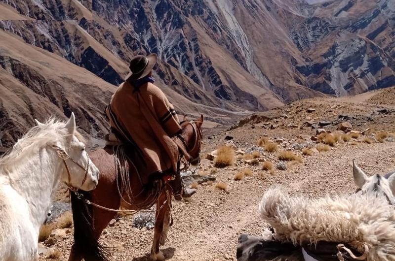 Gauchos jujentildeos unieron Humahuaca y Oraacuten para homenajear al Gral Arias