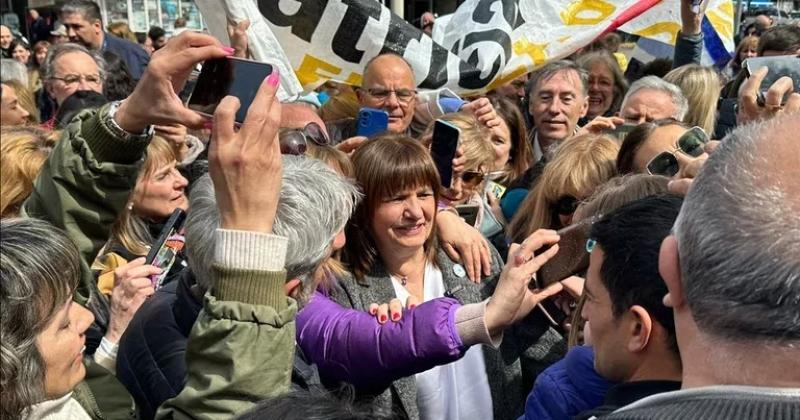 Patricia Bullrich comenzoacute su campantildea enel interior y pidioacute apoyo de los cordobeses