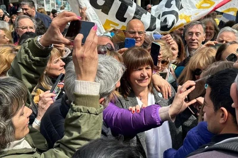 Patricia Bullrich comenzoacute su campantildea enel interior y pidioacute apoyo de los cordobeses