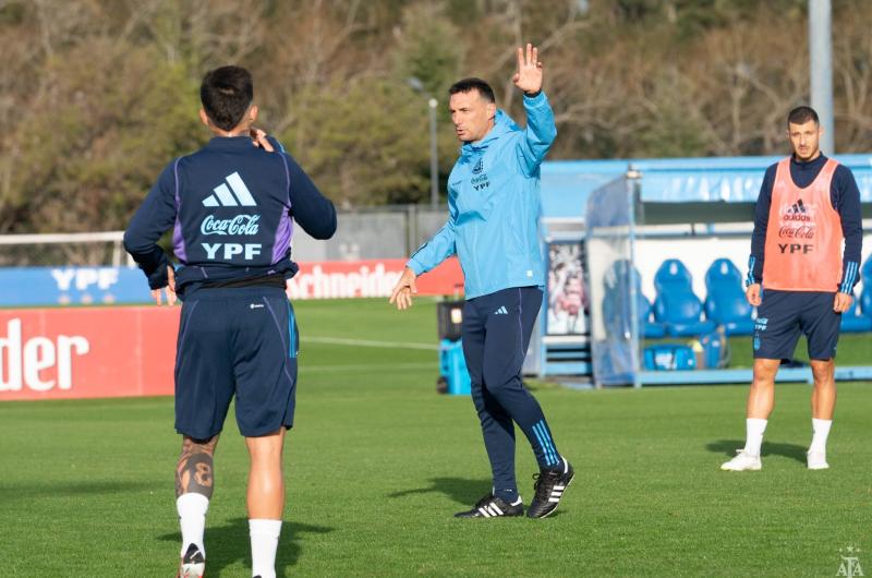 Sin Messi en el campo Scaloni define el equipo para enfrentar a Ecuador