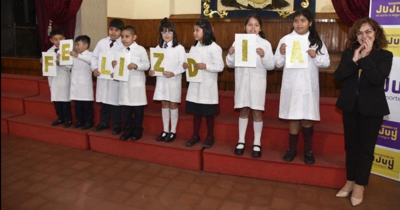 Autoridades educativas acompantildearon conmemoracioacuten del diacutea del maestro