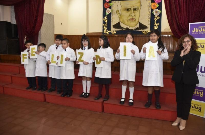 Autoridades educativas acompantildearon conmemoracioacuten del diacutea del maestro