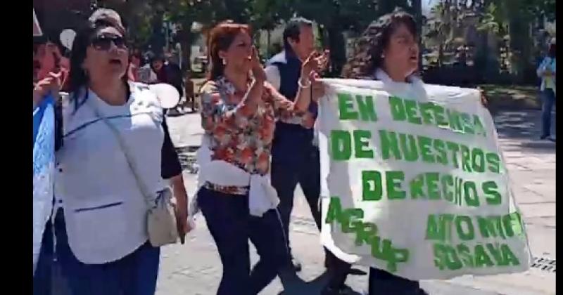 Docentes marcharon contra los descuentos por los diacuteas de paro