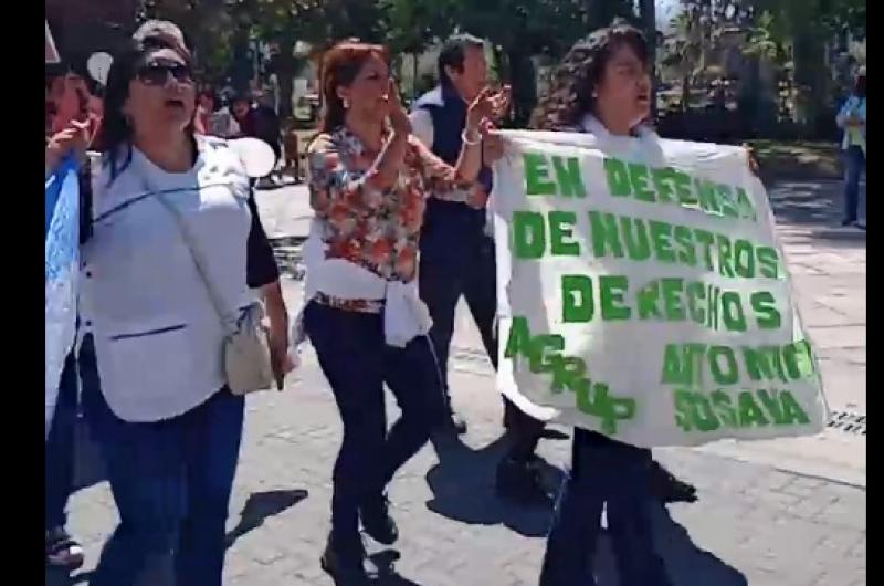 Docentes marcharon contra los descuentos por los diacuteas de paro