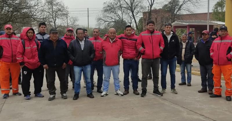 Viales jujentildeos parados por falta de insumos