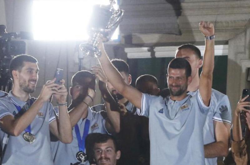 Djokovic  emocionado ante una multitud en Serbia que celebroacute su tiacutetulo en el US Open