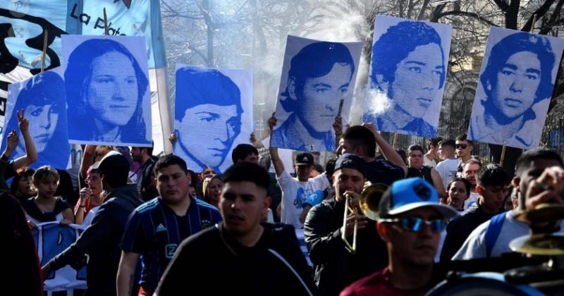 Joacutevenes jujentildeos marcharonen defensa de la democracia 