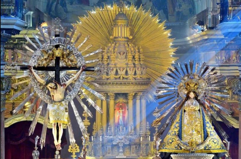Multitudinaria procesioacuten con el Sentildeor y la Virgen del Milagro 