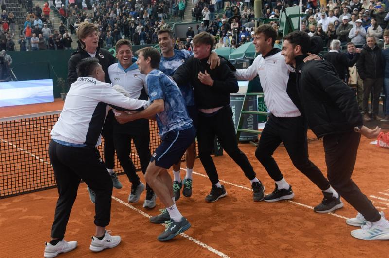 Argentina confirmoacute su favoritismo con una victoria coacutemoda ante Lituania en la Copa 