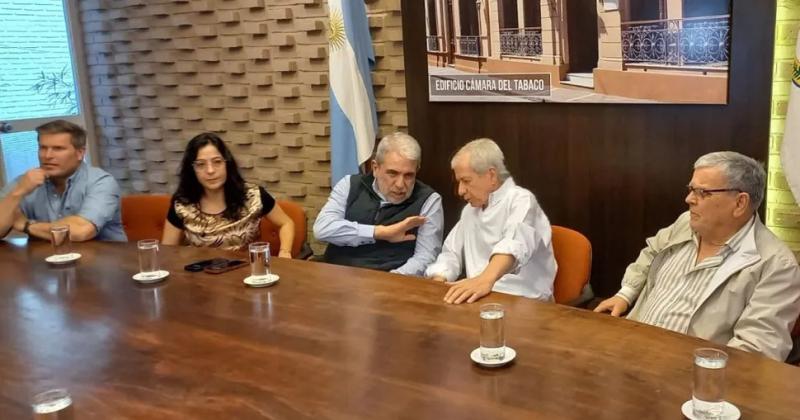 Contrabando- Aniacutebal Fernaacutendez se reunioacute con tabacaleros