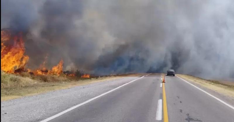 Sofocan incendios de pastizales sobre ruta 66 bis en esta ciudad y en Tilcara  