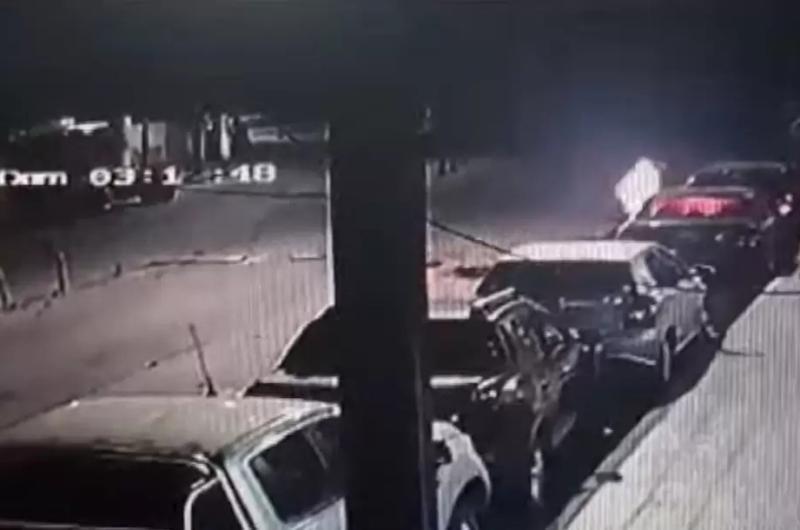 Por una aparente confusioacuten incendiaron el auto de una pareja de turistas en Libertador