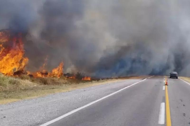 Sofocan incendios de pastizales sobre ruta 66 bis en esta ciudad y en Tilcara  