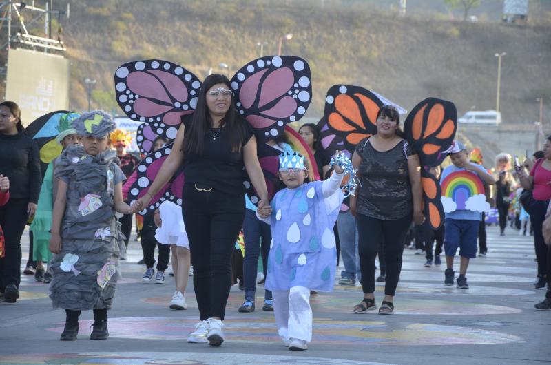 Los pequentildeos brillaron en eldesfile Bienvenida Primavera 