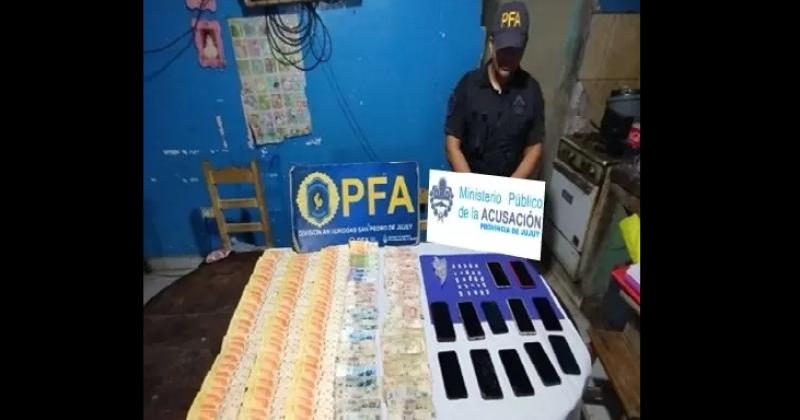 Policiacuteas secuestran droga y dinero en tres domicilios del barrio Tupac Amaru