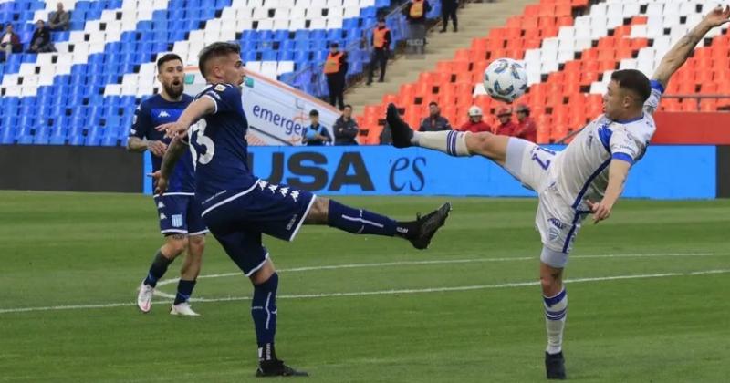 Racing empatoacute en el final del partido ante Godoy Cruz y sigue como liacuteder de la Zona B