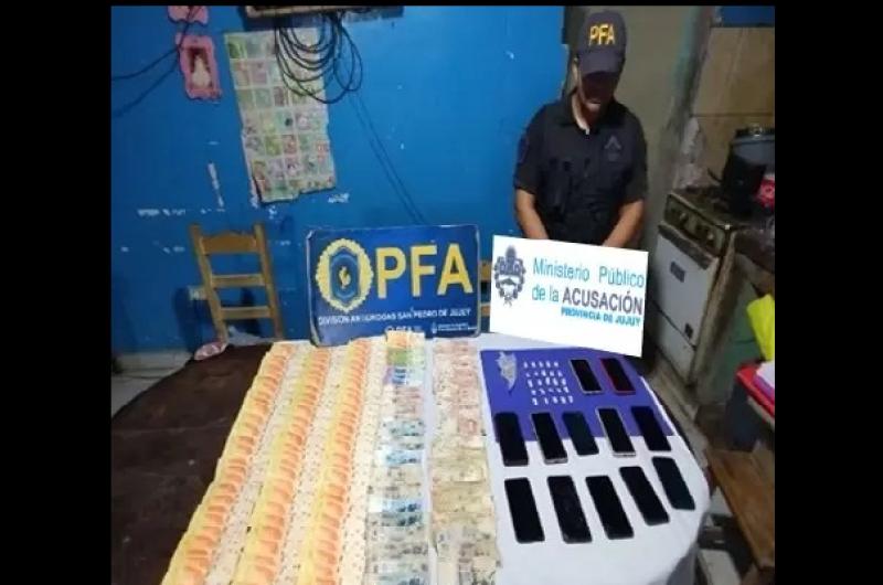 Policiacuteas secuestran droga y dinero en tres domicilios del barrio Tupac Amaru