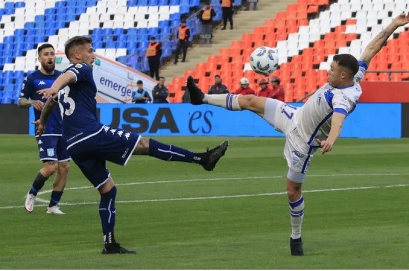 Racing empatoacute en el final del partido ante Godoy Cruz y sigue como liacuteder de la Zona B