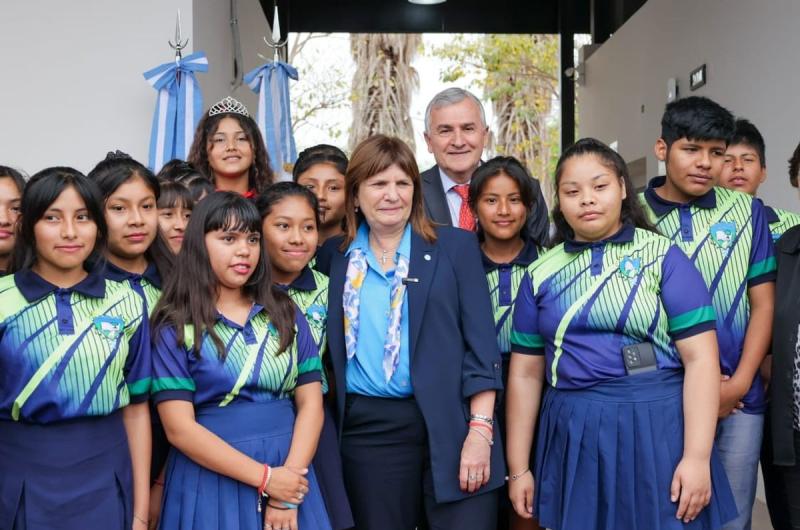 Histoacuterico- Morales inauguroacute de forma simultaacutenea ocho edificios educativos