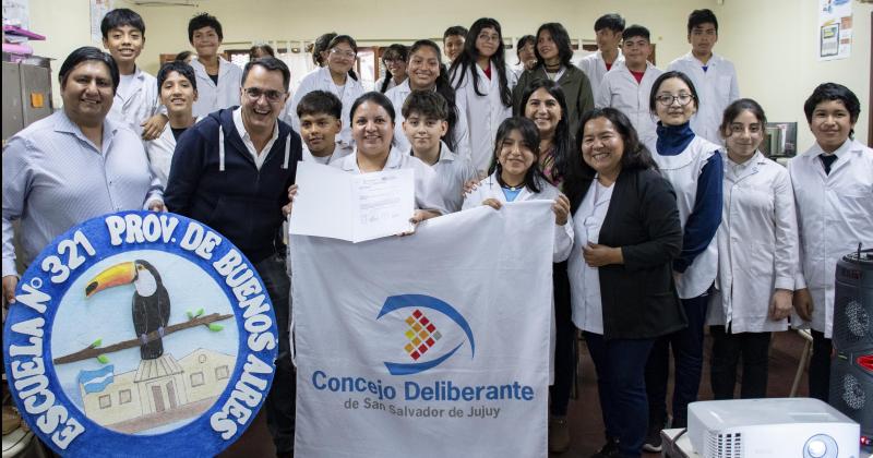 Reconocimiento a estudiantes de la escuela 321 que ganaron un premio