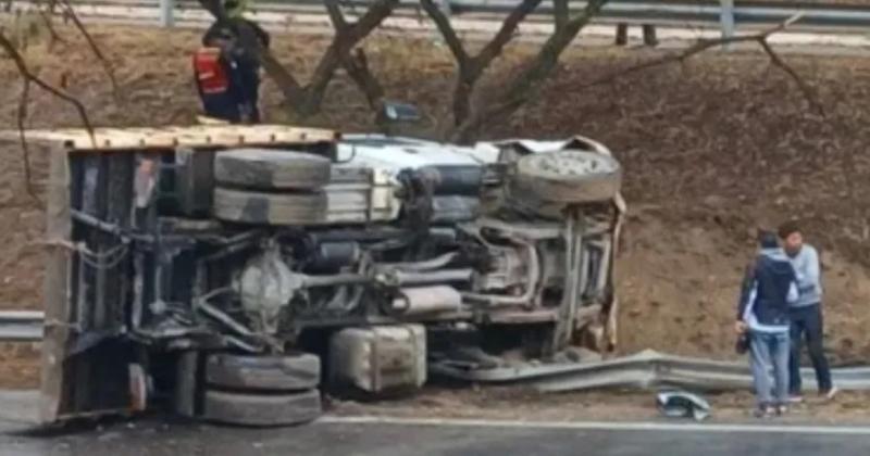 Perdioacute el control del camioacuten y terminoacute volcando en el ingreso a Ciudad de Nieva