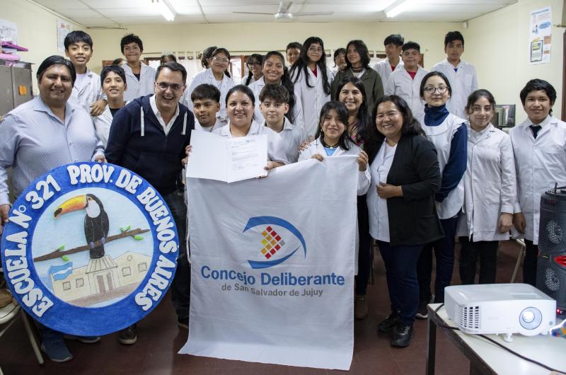 Reconocimiento a estudiantes de la escuela 321 que ganaron un premio