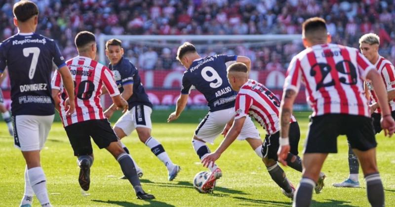 En un aburrido partido Estudiantes y Gimnasia no se sacaron ventajas 