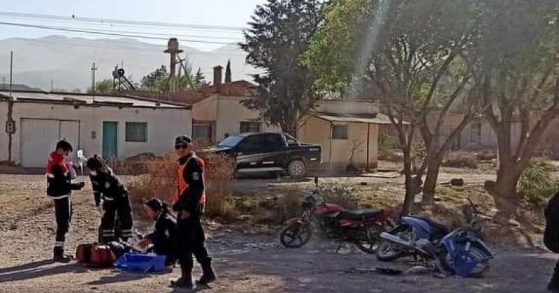 Viajaban en una moto chocaron con un poste uno murioacute y hay dos heridos 