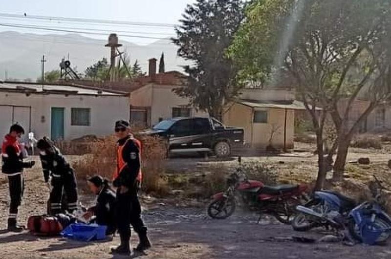 Viajaban en una moto chocaron con un poste uno murioacute y hay dos heridos 