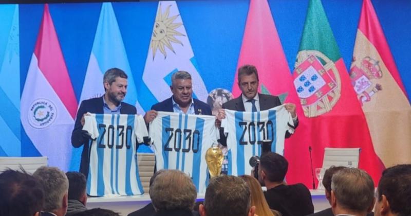 Tapia Massa y Lammens presentaron el Mundial 2030 