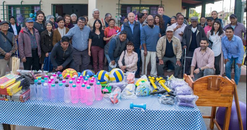 Candidatos de Cambia Jujuy con vecinos de barrio Moreno