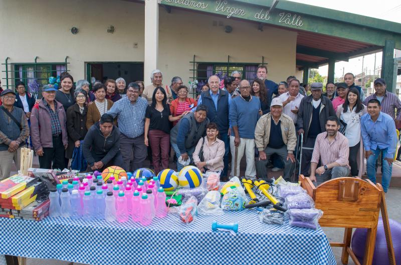 Candidatos de Cambia Jujuy con vecinos de barrio Moreno