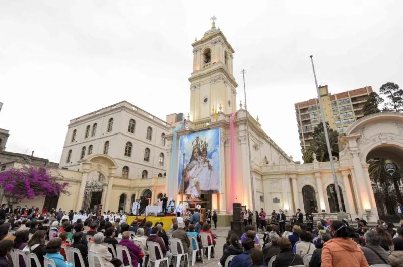 Vigilia y procesioacuten para honrar a la Santa Patrona la Virgen de Riacuteo Blanco 