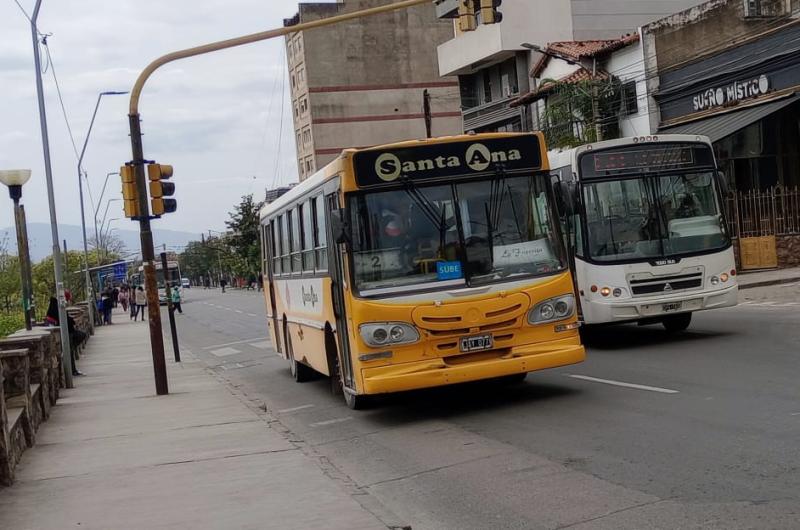 Sorpresivo paro de colectivos y dictan la conciliacioacuten obligatoria