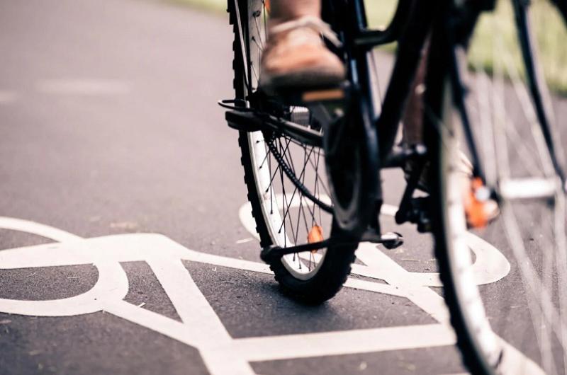 Arreglaba la bicicleta se descompensoacute y murioacute en la puerta de su casa