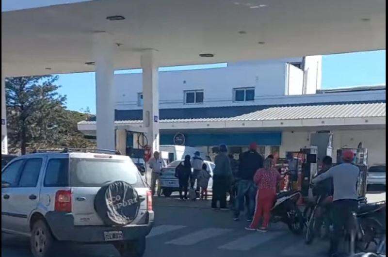 Sin stock de naftas y largas colas en surtidores